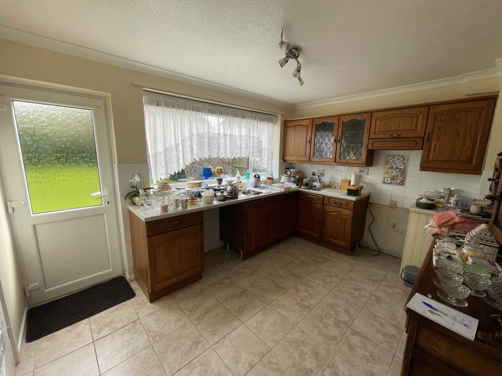 Lot: 118 - CHALET BUNGALOW FOR STRUCTURAL REPAIR - Kitchen with access to garden